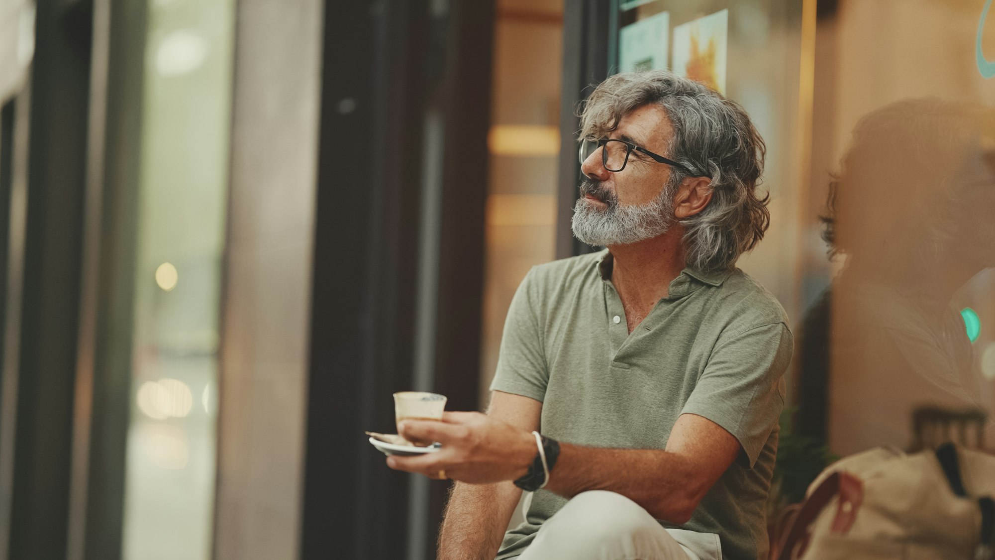 Les meilleurs placements pour seniors : assurance-vie, PER, SCPI... Mature gentleman in eyeglasses drinks aroma coffee