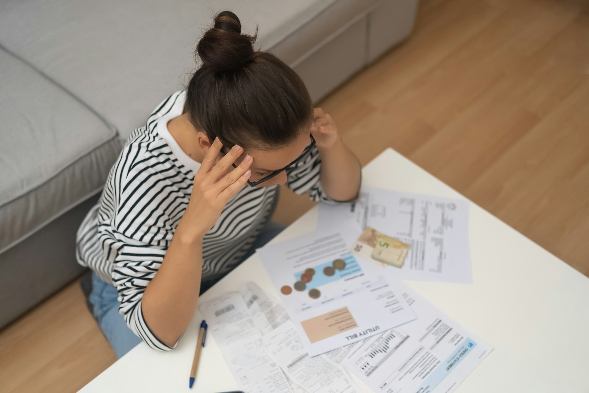 Le recouvrement de créances : tout ce qu'il faut savoir unhappy woman strives to manage household finances, calculating expenses, and tackle debt issues
