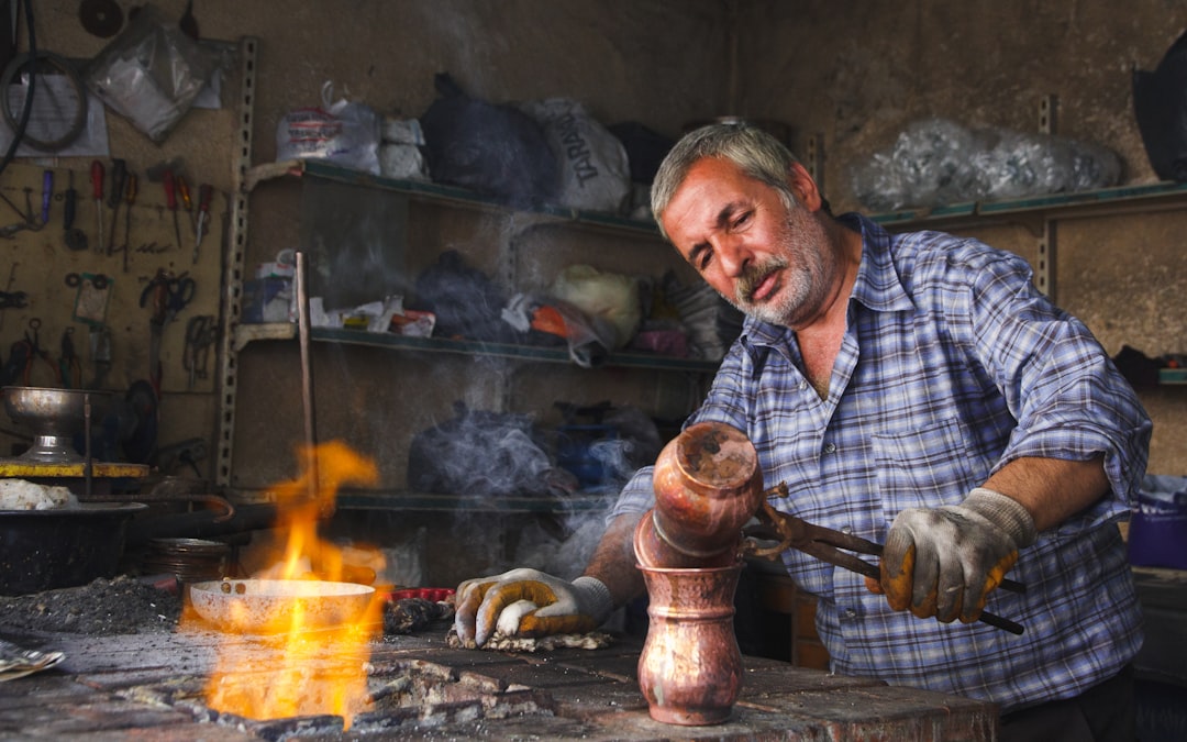 découvrez l'univers des artisans : des créations uniques, un savoir-faire traditionnel et des services sur mesure pour embellir votre quotidien. explorez des matériaux de qualité et des talents locaux engagés dans l'excellence.