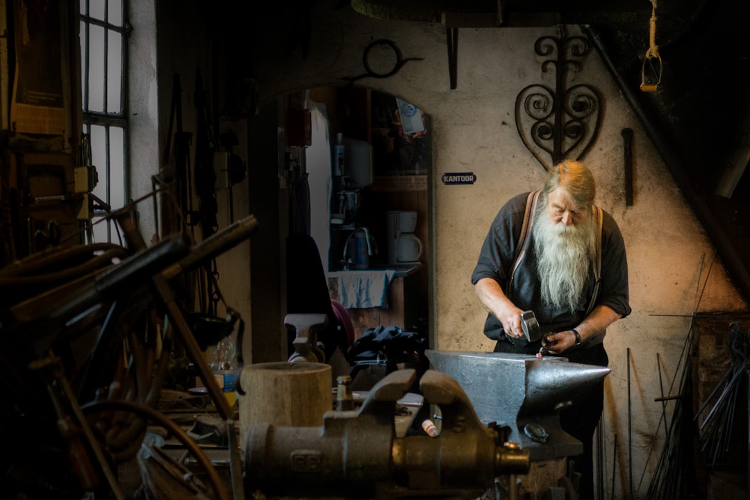 découvrez l'univers des artisans : des professionnels passionnés qui mettent leur savoir-faire au service de la qualité et de l'authenticité. explorez nos articles pour en savoir plus sur leurs métiers, créations et astuces.