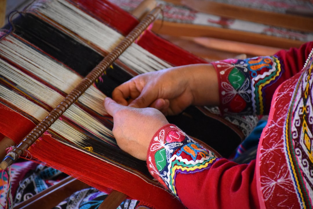 découvrez l'univers des artisans passionnés, où savoir-faire traditionnel et créativité se rencontrent pour offrir des produits uniques et de qualité. explorez les métiers de l'artisanat et soutenez les talents locaux.