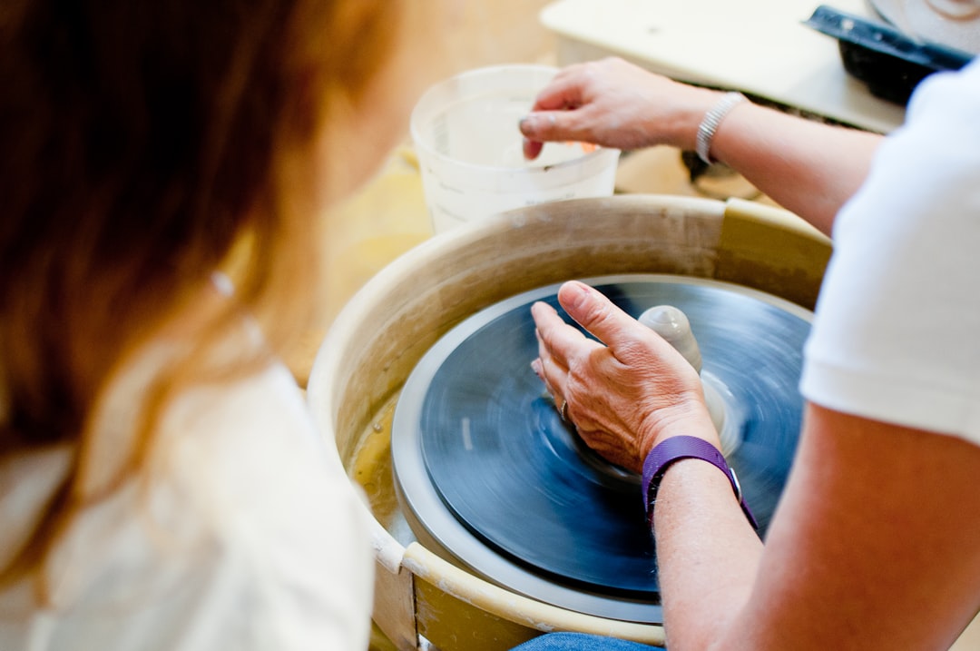 découvrez l'univers des artisans : des créateurs passionnés qui allient savoir-faire traditionnel et modernité pour réaliser des œuvres uniques. supportez l'artisanat local et explorez des produits faits main d'une qualité exceptionnelle.