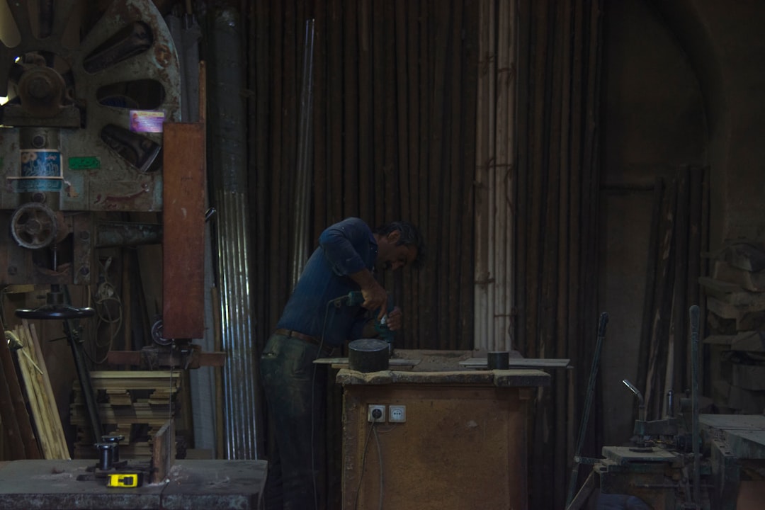découvrez le statut d'artisan en france : droits, obligations et avantages. informez-vous sur les démarches à suivre pour obtenir ce titre et les conditions à respecter pour exercer votre métier en toute légalité.