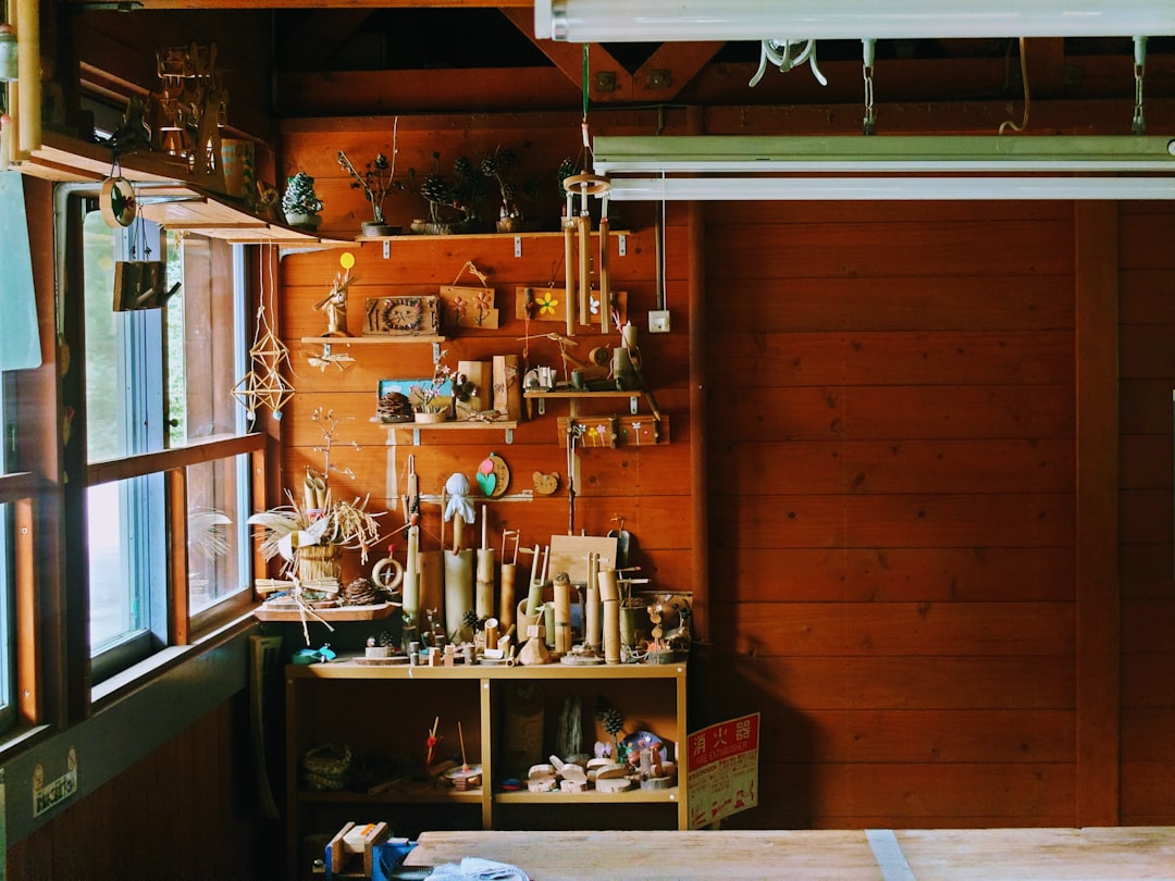 découvrez le statut d'artisan en france : conditions d'inscription, avantages, et obligations. informez-vous sur les démarches à suivre pour devenir artisan et les implications fiscales et sociales de ce statut.