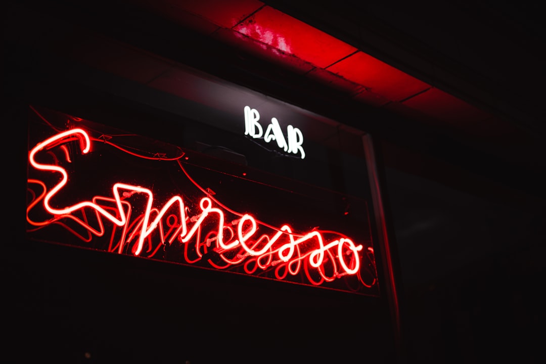 découvrez le concept innovant du bar takeover, une expérience immersive où des bars éphémères prennent le contrôle de lieux emblématiques pour offrir des cocktails uniques et des ambiances inoubliables. plongez dans une soirée hors du commun avec des mixologues renommés et une atmosphère festive!