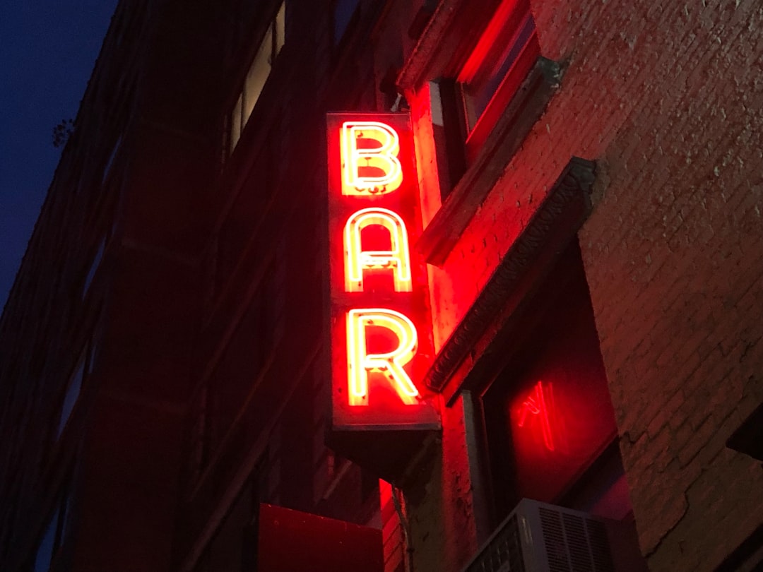 découvrez l'univers fascinant du bar takeover, une expérience unique où des bartenders invités prennent le contrôle de votre bar local pour vous offrir des créations de cocktails innovantes et savoureuses. plongez dans une soirée de mixologie et de convivialité inoubliable!