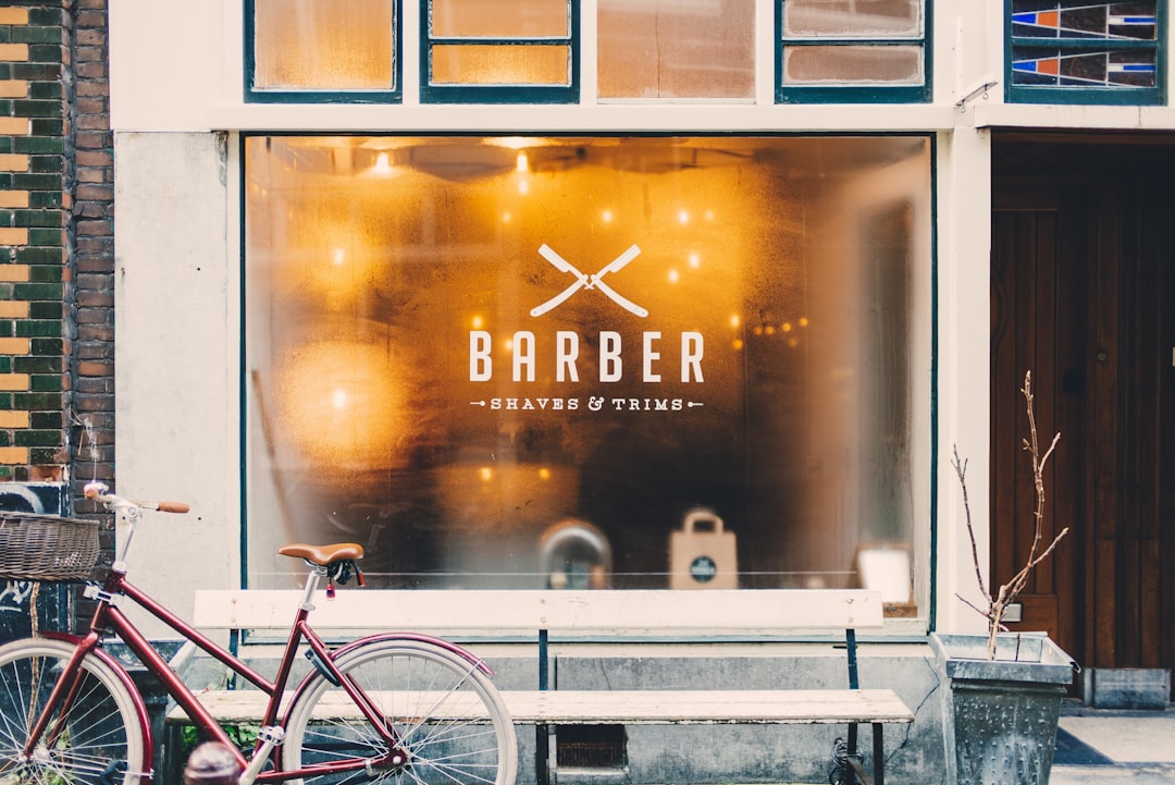 découvrez notre barber shop, un espace dédié à l'art de la coiffure masculine. profitez d'une ambiance conviviale et de services de qualité, allant des coupes tendance aux rasages traditionnels. nos barbiers expérimentés sont là pour sublimer votre style et vous offrir une expérience inoubliable.