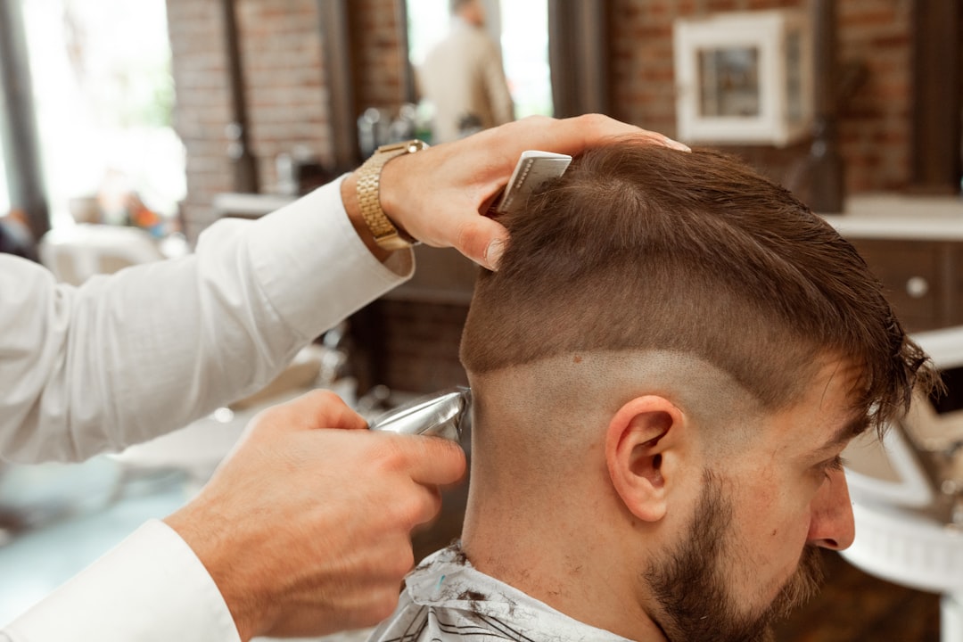 découvrez notre barber shop, un espace unique dédié à la coiffure masculine. profitez d'une expérience de rasage traditionnel, de coupes de cheveux stylées et de soins pour la barbe, le tout dans une atmosphère conviviale et moderne. venez nous rendre visite et revêtez un look impeccable !