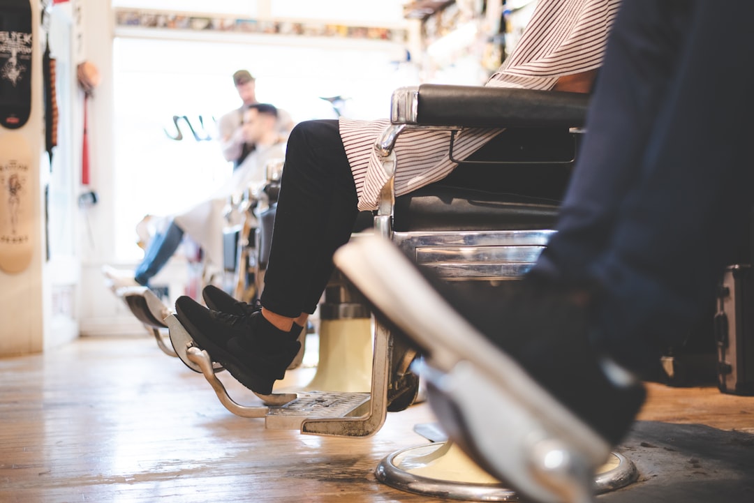 découvrez notre barber shop, un espace dédié à votre style et à votre bien-être. profitez de coupes de cheveux modernes, de rasages de près et de conseils personnalisés dans une ambiance conviviale. réservez votre rendez-vous dès aujourd'hui !