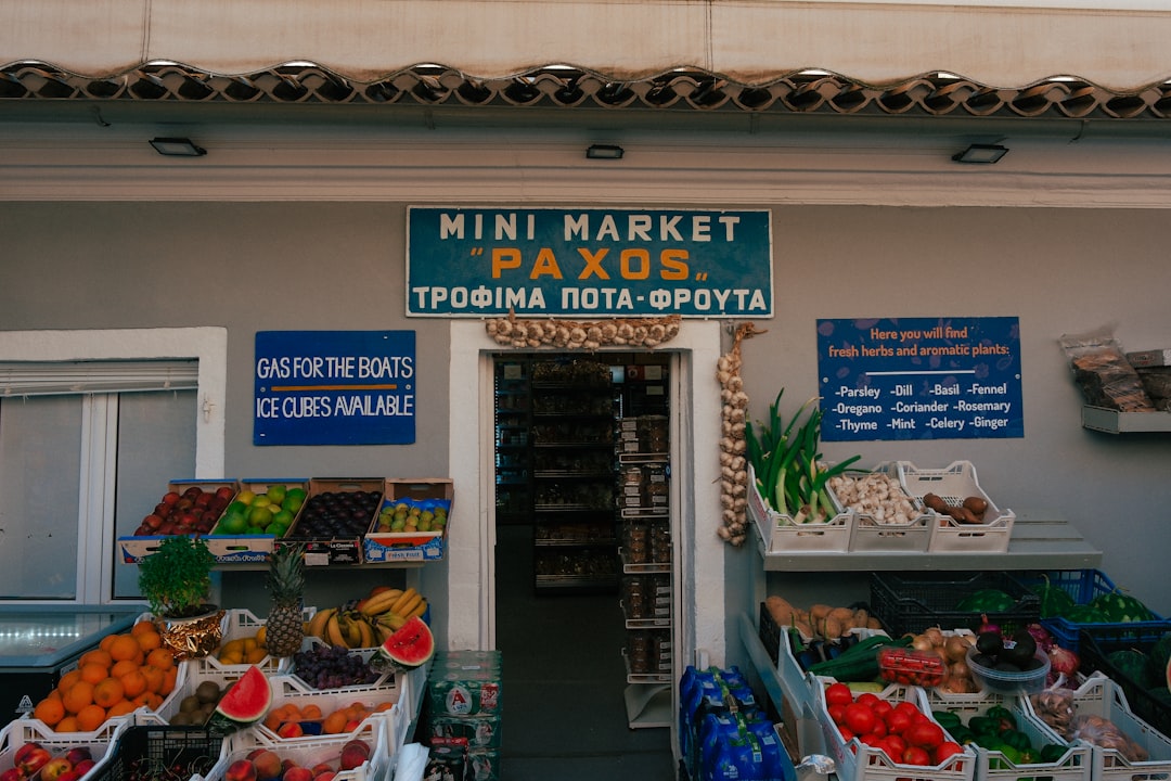 découvrez les rouages du marché noir, un monde mystérieux et souvent dangereux où les biens et services sont échangés en dehors des lois établies. plongez dans cette réalité opaque et explorez ses conséquences sur l'économie et la société.