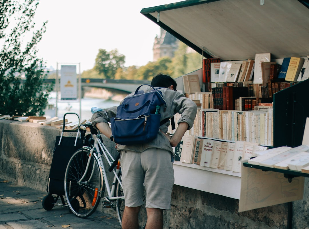 découvrez l'univers passionnant des livres avec notre librairie en ligne. que vous soyez amateur de romans, d'essais ou de bandes dessinées, retrouvez une large sélection d'ouvrages pour tous les goûts et tous les âges. profitez de conseils de lecture, de promotions exclusives et d'un service de livraison rapide.