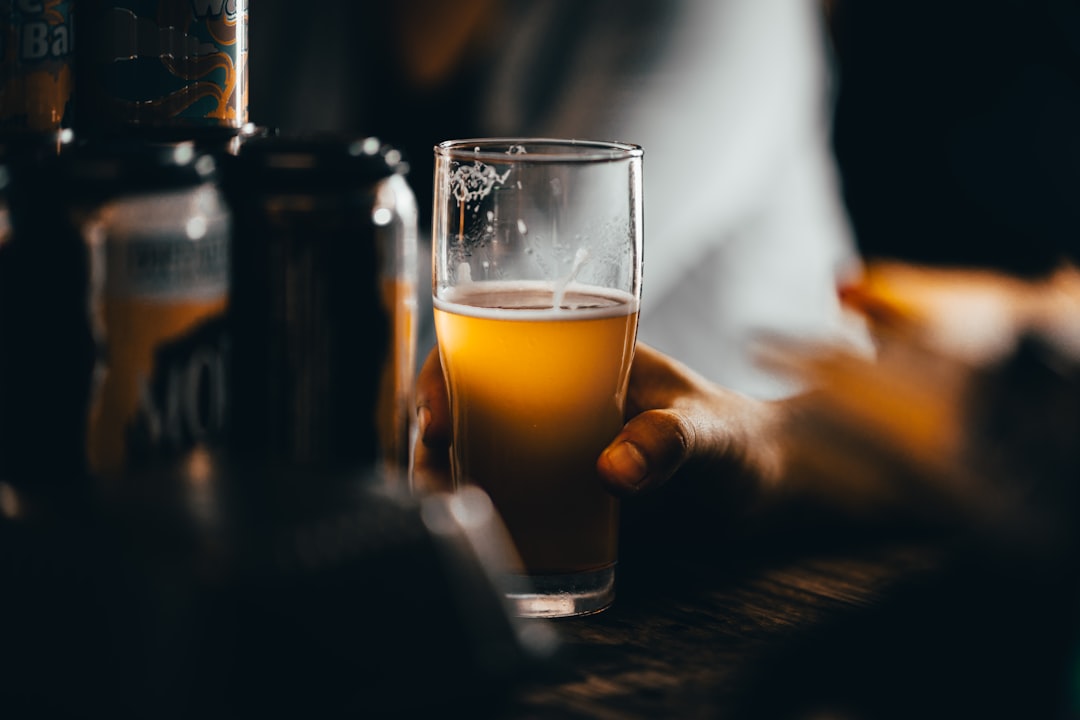 découvrez l'univers fascinant des brasseries, où la passion pour la bière artisanale prend vie. explorez nos méthodes de brassage traditionnelles et modernes et savourez des créations uniques alliant saveurs riches et inventivité.