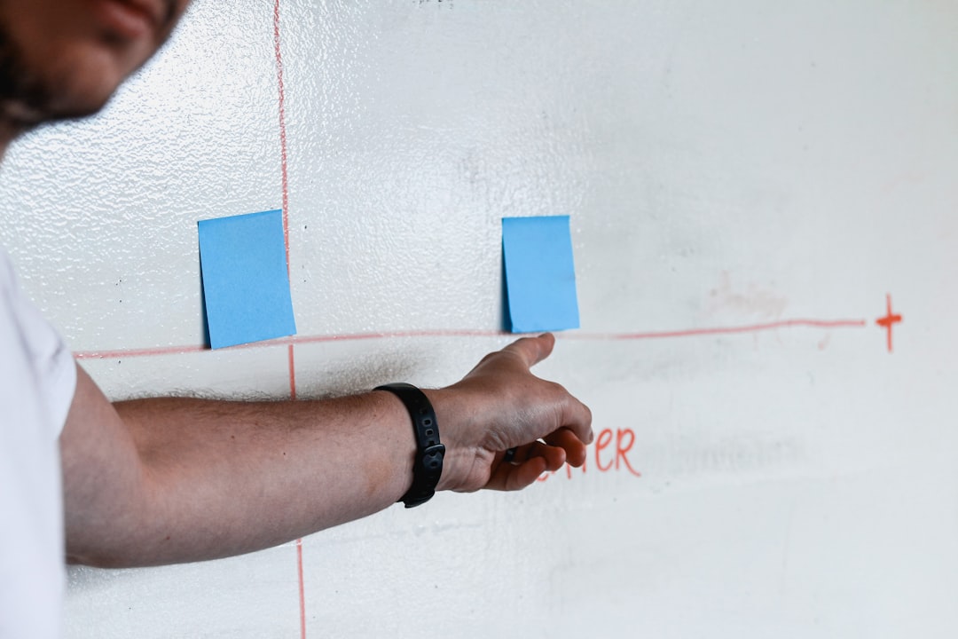 découvrez le business model canvas, un outil stratégique essentiel pour concevoir, visualiser et optimiser votre modèle d'affaires. apprenez à structurer vos idées, identifier vos segments de clients, définir votre proposition de valeur et maximiser votre performance commerciale.