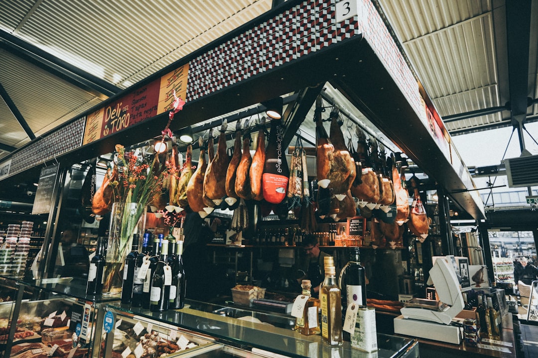 découvrez notre fromagerie artisanale, où le fromage prend vie ! explorez une sélection exceptionnelle de fromages affinés, locaux et importés, accompagnés de conseils d'experts pour un plaisir gustatif inégalé. que vous soyez amateur ou connaisseur, notre boutique vous ravira par sa qualité et sa diversité.