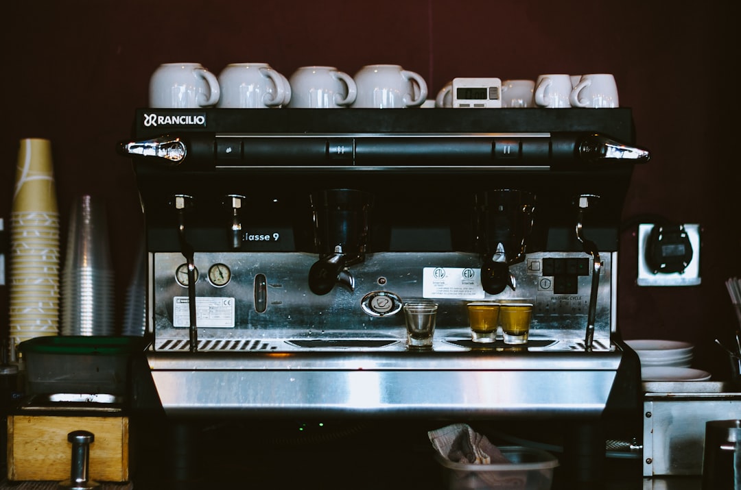 découvrez notre coffee shop, un espace chaleureux où le café de qualité rencontre une ambiance conviviale. dégustez des spécialités artisanales, des pâtisseries maison et profitez de moments de détente entre amis ou en solo. réveillez vos papilles et votre esprit dans notre havre de caféine.