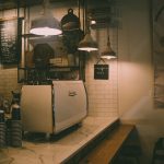 découvrez notre coffee-shop convivial, où chaque tasse de café est préparée avec soin. profitez d'un large choix de boissons chaudes et froides, de délicieuses pâtisseries et d'un espace chaleureux pour vous détendre ou travailler. rejoignez-nous pour une expérience café inoubliable!