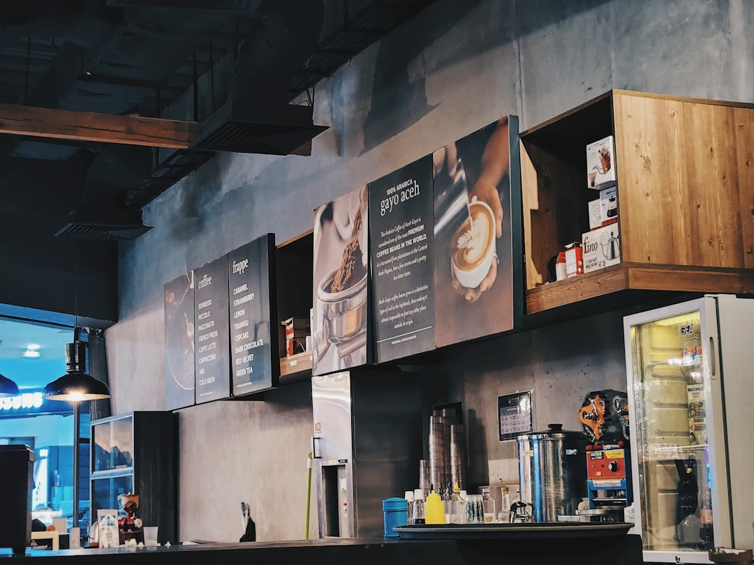 découvrez notre coffee shop chaleureux, où le café de qualité rencontre une ambiance conviviale. savourez une sélection de café fraîchement moulu, des pâtisseries artisanales et des options végétaliennes. profitez d'un moment de détente ou d'un espace de travail inspirant. bienvenue dans votre nouvelle adresse préférée pour un café inoubliable !