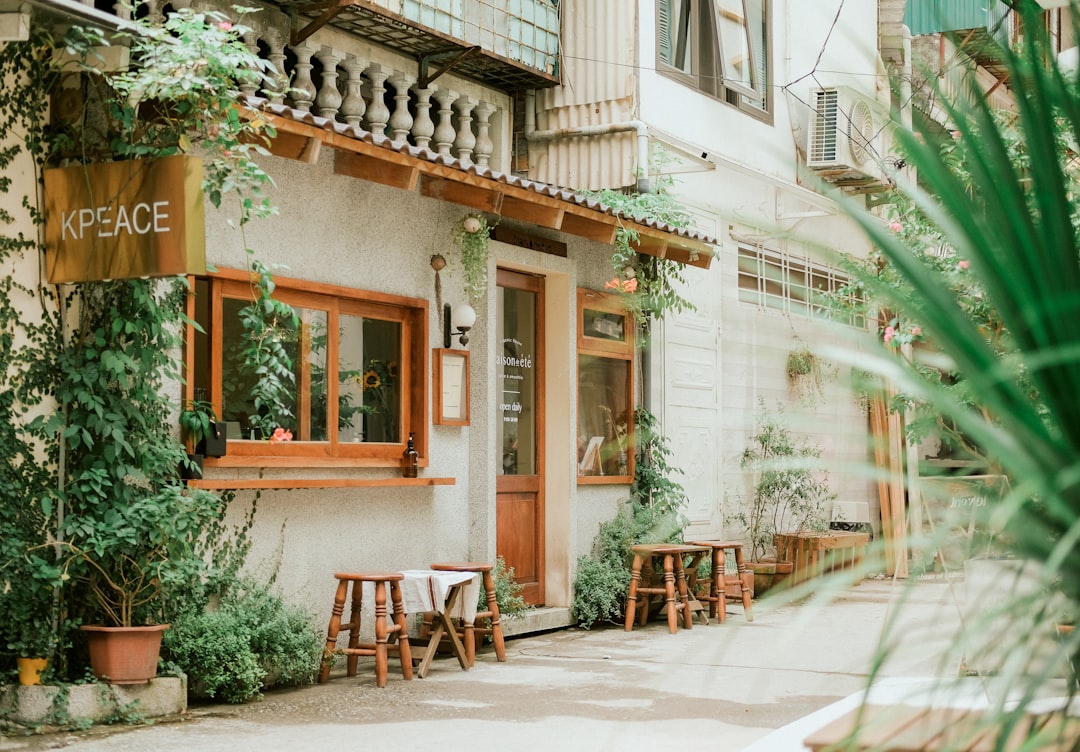 découvrez notre coffee shop accueillant où vous pourrez savourer une sélection de cafés artisanaux, pâtisseries maison et ambiances chaleureuses. parfait pour une pause détente ou un rendez-vous entre amis !