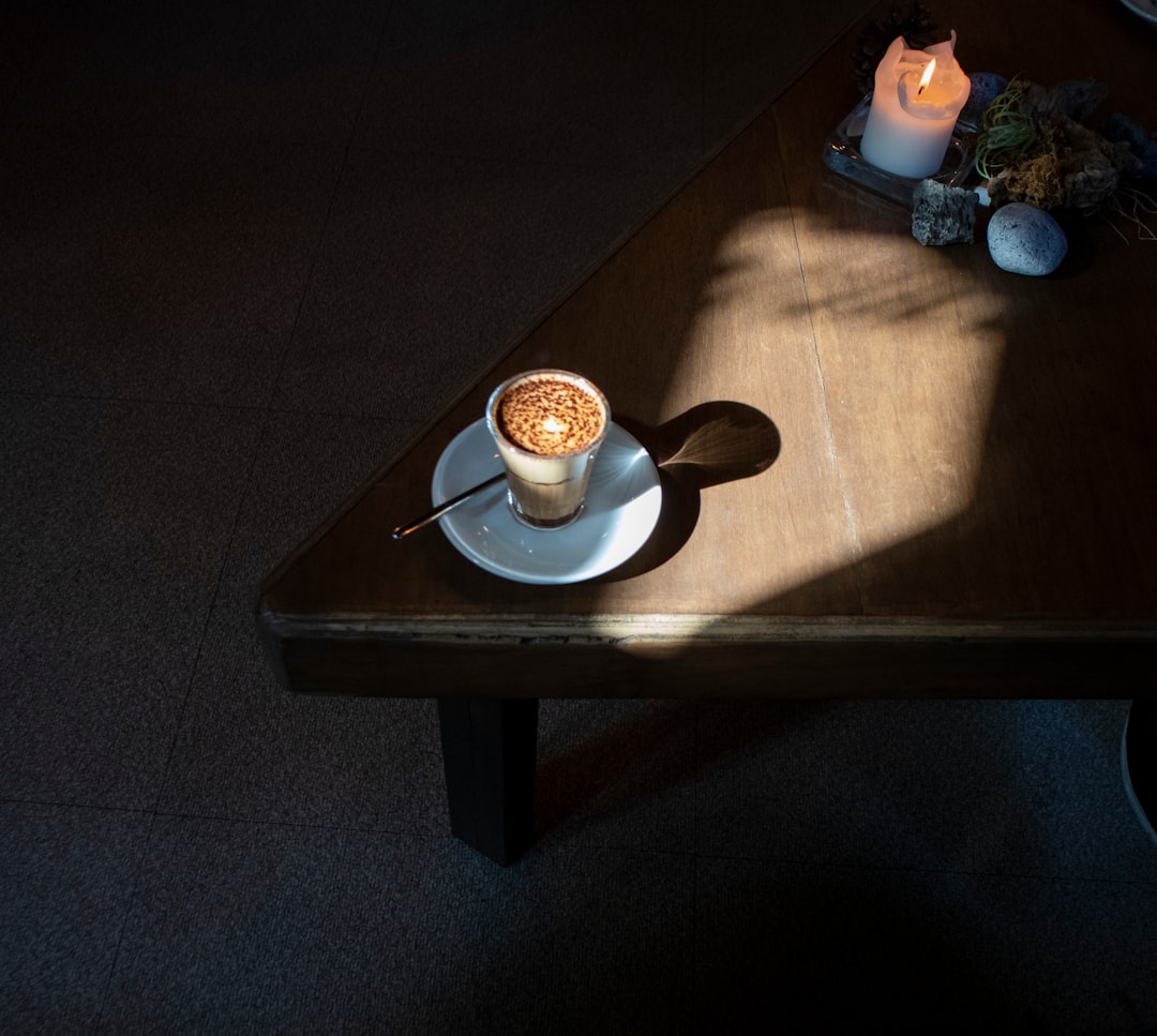 découvrez notre coffee shop chaleureux où chaque gorgée de café est une invitation à la détente. profitez d'une atmosphère conviviale, de délicieuses pâtisseries et d'une variété de boissons artisanales pour une pause café inoubliable.