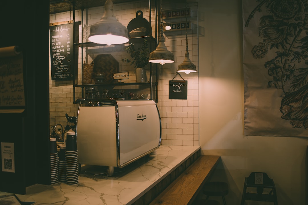 découvrez notre coffee-shop convivial, où chaque tasse de café est préparée avec soin. profitez d'un large choix de boissons chaudes et froides, de délicieuses pâtisseries et d'un espace chaleureux pour vous détendre ou travailler. rejoignez-nous pour une expérience café inoubliable!