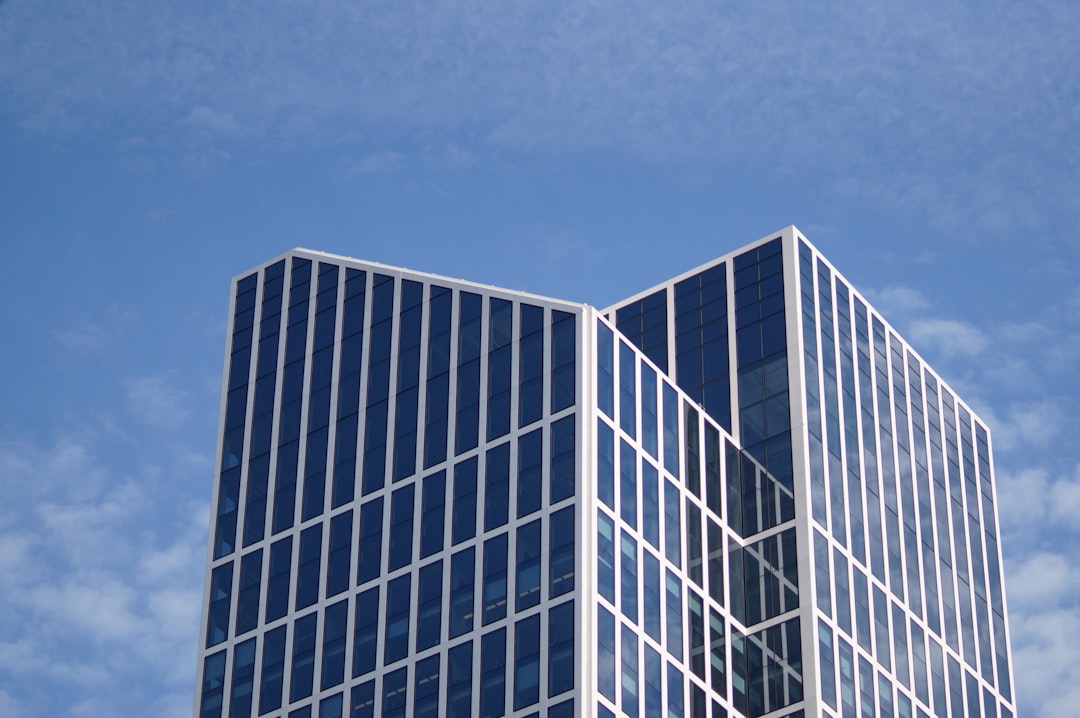 découvrez tout ce que vous devez savoir sur le bail commercial, y compris les droits et obligations des locataires et des propriétaires, les types de baux, et les conseils pour négocier un contrat avantageux pour votre entreprise.