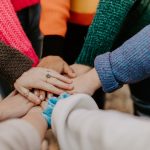 découvrez l'importance de l'engagement communautaire pour renforcer les liens sociaux, promouvoir des initiatives locales et favoriser un développement durable. explorez des stratégies et des exemples concrets pour mobiliser les citoyens et créer un impact positif dans votre communauté.