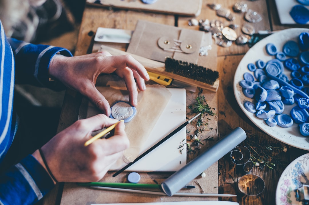 découvrez l'univers fascinant de l'artisanat avec des idées créatives, des tutoriels pratiques et des conseils inspirants pour réaliser vos propres créations. que vous soyez débutant ou expert, laissez libre cours à votre imagination à travers une multitude de projets de bricolage et de décoration.