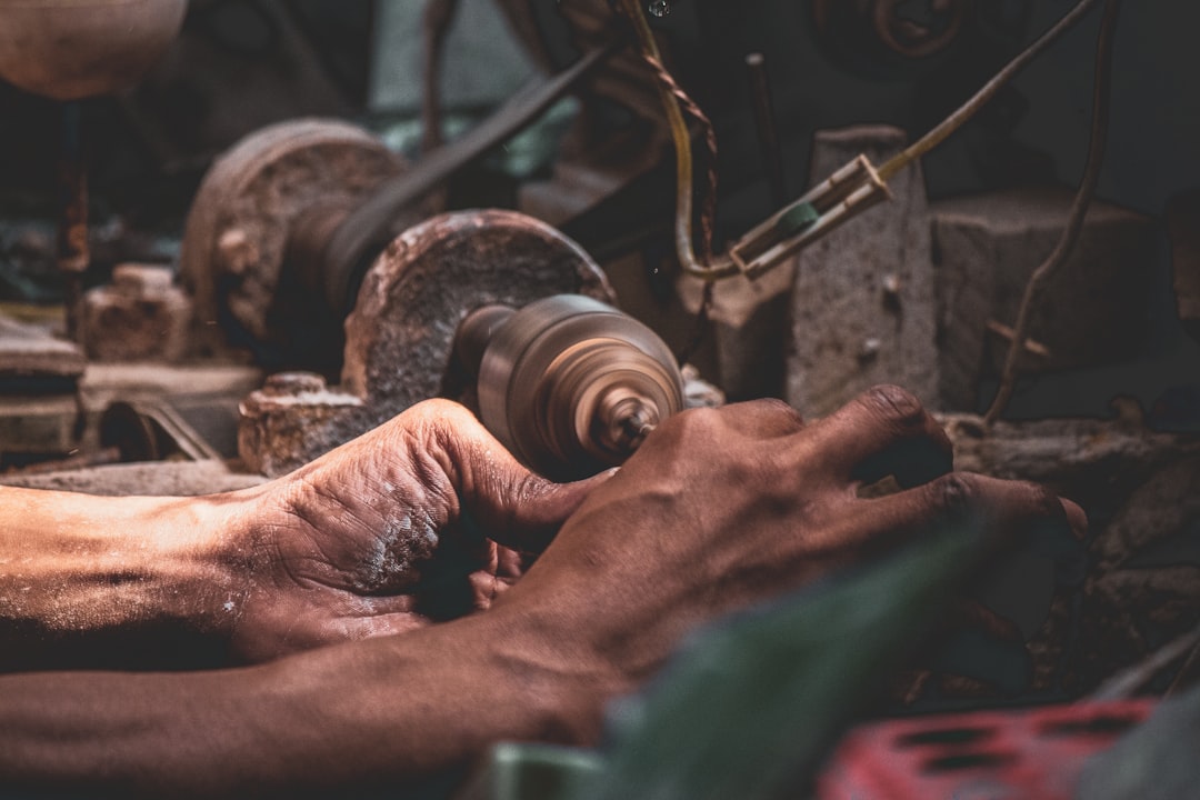 découvrez l'artisanat sous toutes ses formes : un hommage à la précision, à la tradition et à la créativité. explorez les techniques authentiques, les matériaux nobles et les artisans passionnés qui donnent vie à des pièces uniques et remarquables.