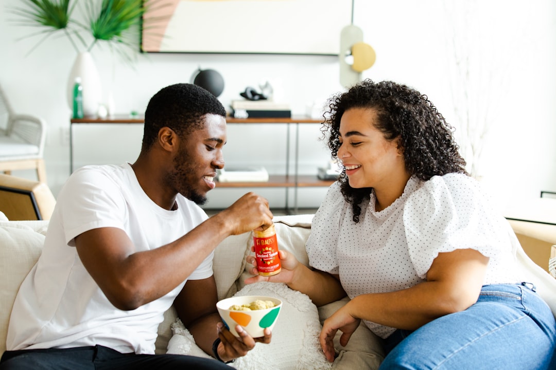 découvrez le monde du dating : trouvez l'amour, rencontrez des personnes partageant vos intérêts et explorez des possibilités de relations enrichissantes grâce à des conseils, des astuces et des plateformes adaptées à vos besoins.