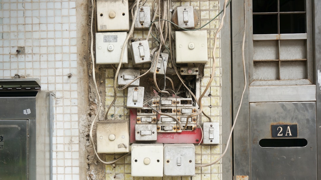 découvrez notre guide complet sur les tarifs des électriciens. apprenez à comprendre la structure des prix, les coûts des services courants et comment économiser sur vos travaux électriques. informez-vous pour obtenir le meilleur rapport qualité-prix pour vos projets électriques.