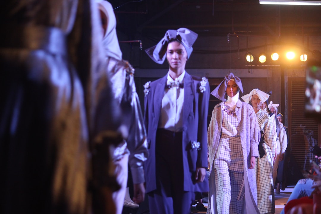 découvrez l'univers créatif d'un designer de mode passionné, alliant innovation et élégance. explorez des collections uniques qui repoussent les limites du style et de la couture, et laissez-vous inspirer par des créations audacieuses qui racontent une histoire.