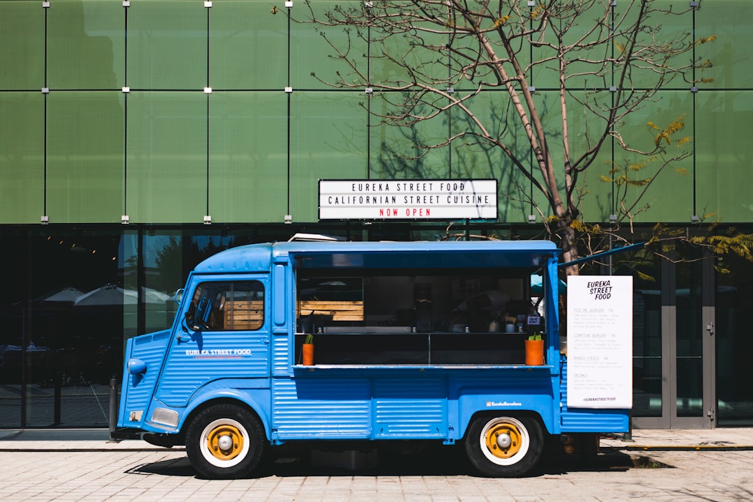 découvrez l'univers des food trucks : une expérience gastronomique mobile offrant une variété de plats savoureux et originaux. explorez les meilleures adresses près de chez vous et régalez-vous avec des créations culinaires uniques, de la cuisine de rue aux plats gourmet. ne manquez pas cette tendance gastronomique qui ravit les gourmands partout en france !