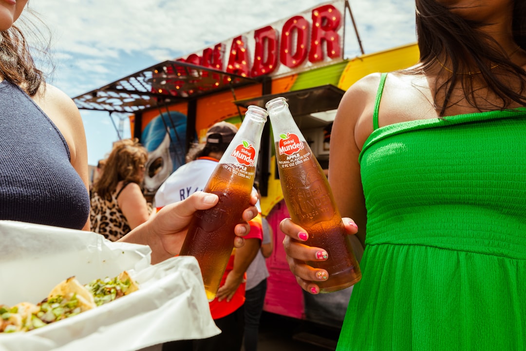 découvrez l'univers des food trucks, ces cuisines sur roues qui apportent une variété de mets savoureux et originaux. que vous soyez amateur de burgers, de tacos ou de plats végétariens, les food trucks offrent une expérience culinaire unique et conviviale dans vos événements et festivals préférés.