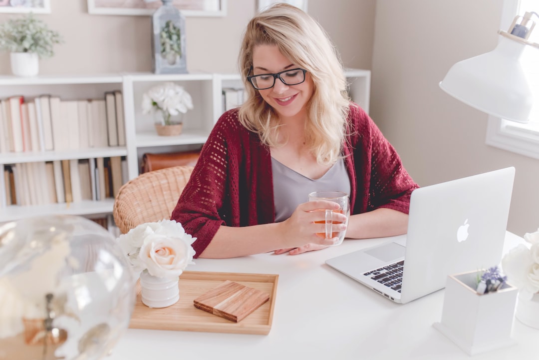 découvrez le monde du freelance : libérez votre créativité, augmentez votre indépendance et travaillez selon vos propres règles. trouvez des conseils, des astuces et des inspirations pour réussir en tant que travailleur indépendant.