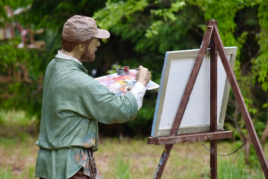 découvrez le statut de freelance pour les artistes : avantages, défis et conseils pour réussir dans le monde de l'art indépendant. informez-vous sur les démarches administratives, la gestion des clients et les meilleures pratiques pour développer votre carrière artistique en tant que freelance.