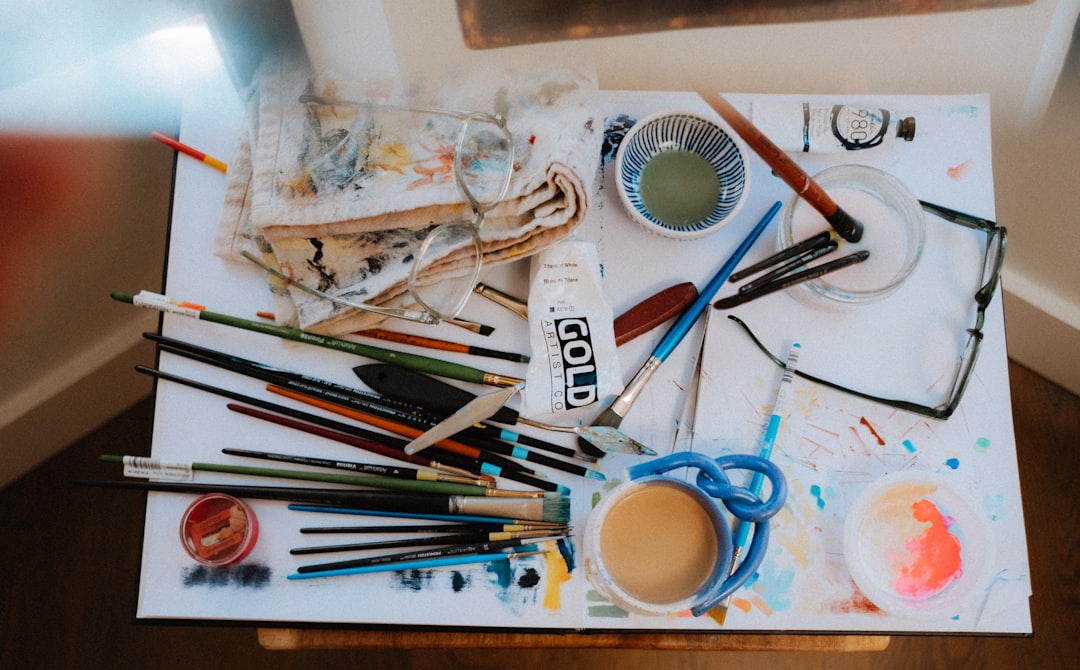 découvrez tout sur le statut d'artiste freelance : les avantages, les défis et les conseils pratiques pour réussir dans le monde de l'art indépendant.