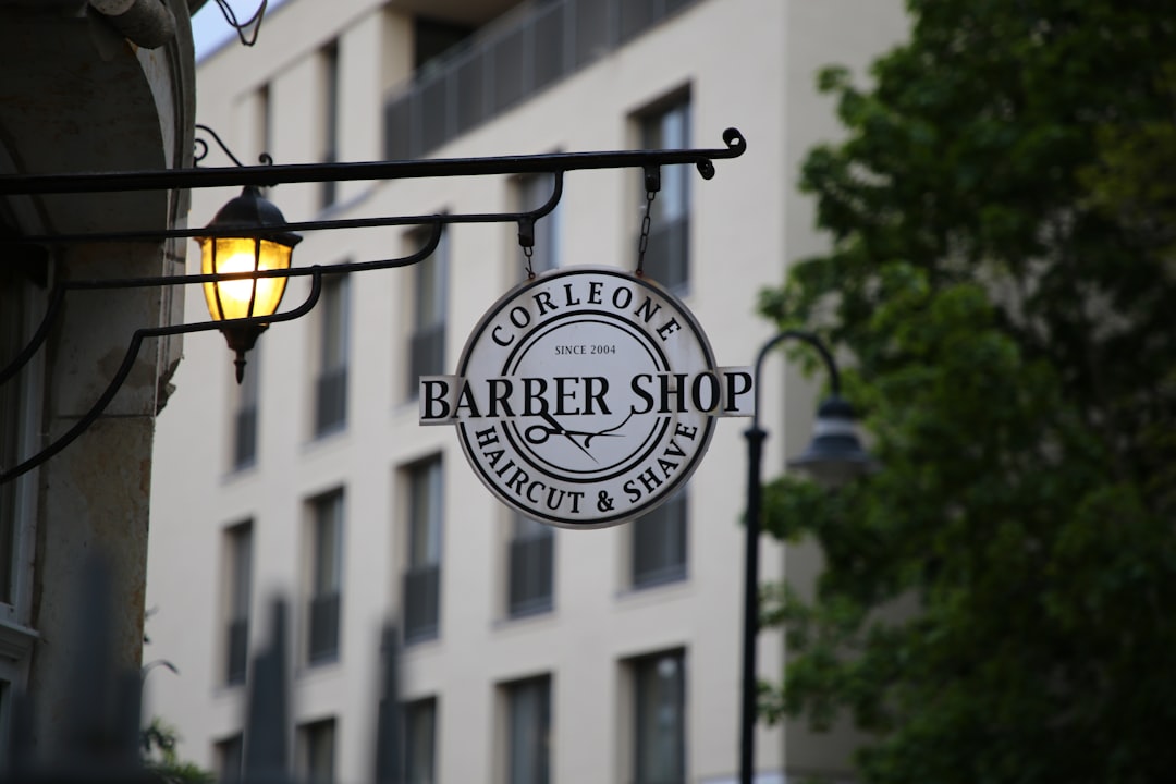 découvrez notre modèle de plan d'affaires pour un salon de coiffure, conçu pour vous guider à travers chaque étape essentielle du démarrage et de la gestion de votre entreprise de coiffure. ce plan inclut des stratégies marketing, des prévisions financières et des conseils pratiques pour garantir le succès de votre salon.