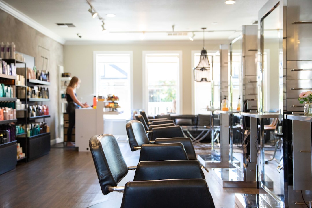 découvrez notre modèle de plan d'affaires pour un salon de coiffure, incluant des stratégies de marketing, des prévisions financières et des conseils pratiques pour réussir dans le secteur de la coiffure. optimisez votre projet entrepreneurial et réalisez vos ambitions professionnelles.