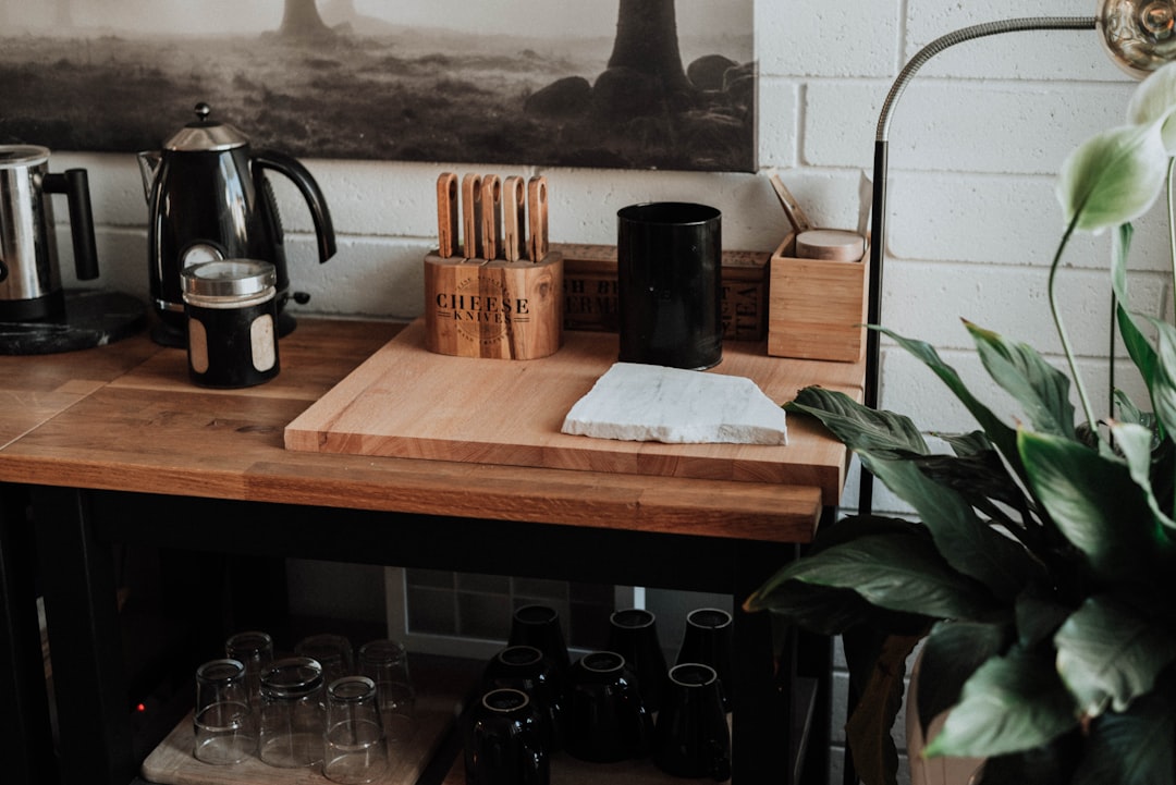découvrez comment lancer et gérer un business basé à domicile. profitez de la flexibilité et des bénéfices d'une activité professionnelle tout en travaillant dans le confort de votre maison. explorez des idées, conseils et stratégies pour réussir dans l'entrepreneuriat à domicile.
