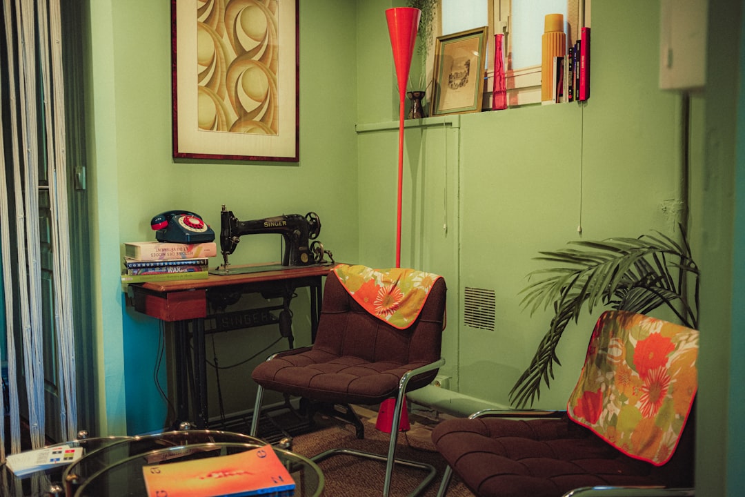 découvrez notre service de coiffure à domicile, où des coiffeurs professionnels se déplacent chez vous pour réaliser vos coupes, coiffures et soins capillaires, tout en vous offrant une expérience personnalisée et conviviale.