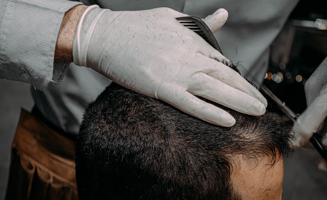 découvrez notre service de coiffeur à domicile, où des professionnels expérimentés viennent chez vous pour réaliser des coupes et des coiffures sur mesure. profitez d'une expérience de salon dans le confort de votre foyer et révélez votre beauté en toute simplicité.