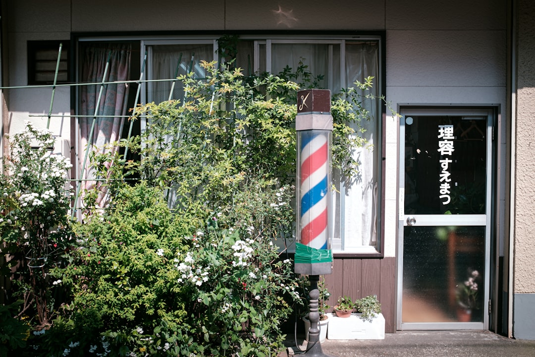 découvrez les services d'un coiffeur à domicile pour des coiffures personnalisées et pratiques, alliant confort et expertise. profitez d'une expérience de salon directement chez vous, avec des conseils adaptés à votre style et des produits de qualité.