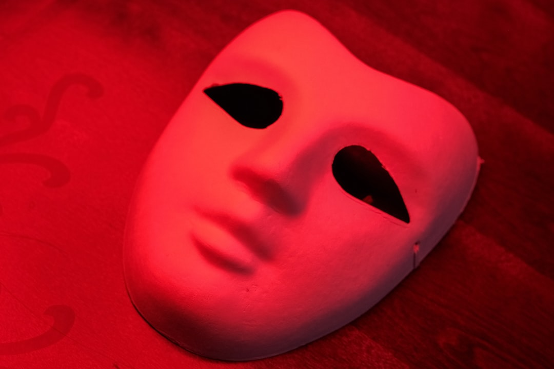 découvrez le syndrome de l'imposteur : un phénomène psychologique qui pousse des individus à douter de leurs compétences et de leur légitimité, malgré des réussites avérées. apprenez à identifier ses symptômes, à comprendre ses origines et à surmonter ce sentiment d'insécurité pour mieux s'affirmer dans sa vie personnelle et professionnelle.