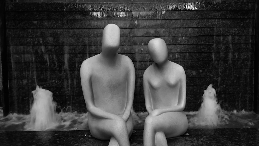 découvrez le syndrome de l'imposteur, ce phénomène psychologique qui touche de nombreuses personnes, les faisant douter de leurs compétences et de leur légitimité. apprenez à reconnaître ses symptômes et explorez des stratégies efficaces pour surmonter ce sentiment d'auto-sabotage et renforcer votre confiance en vous.