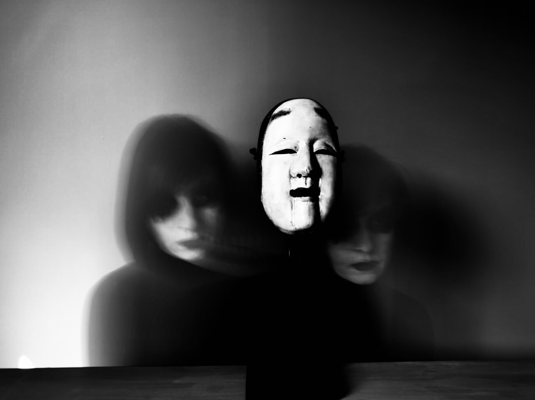découvrez le syndrome de l'imposteur, un phénomène psychologique qui amène de nombreuses personnes, souvent des réussites, à douter de leurs compétences et à craindre d'être exposées comme des fraudeurs. apprenez comment identifier ce syndrome, ses impacts sur la vie personnelle et professionnelle, et des stratégies pour surmonter ces sentiments d'insécurité.