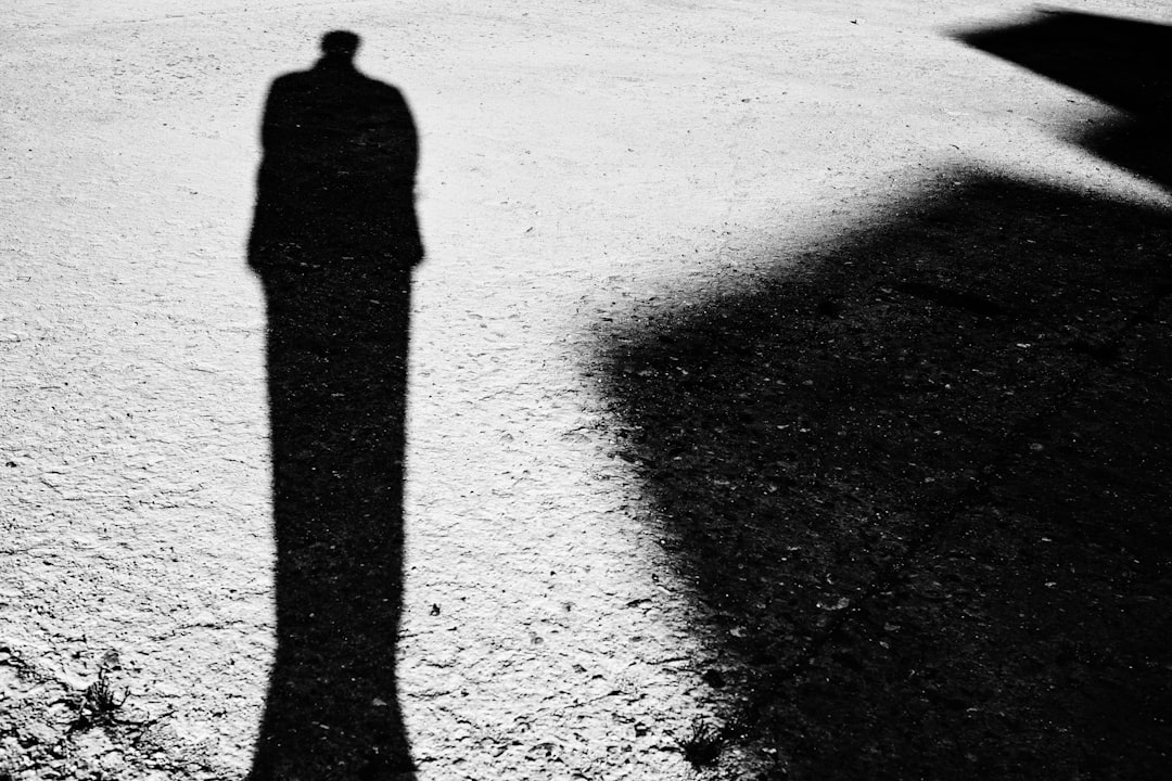 découvrez le syndrome de l'imposteur : un phénomène psychologique où des individus doutent de leurs compétences et se sentent comme des fraudeurs malgré leur réussite. apprenez à reconnaître ses manifestations et à surmonter cette problématique pour renforcer votre confiance en vous.