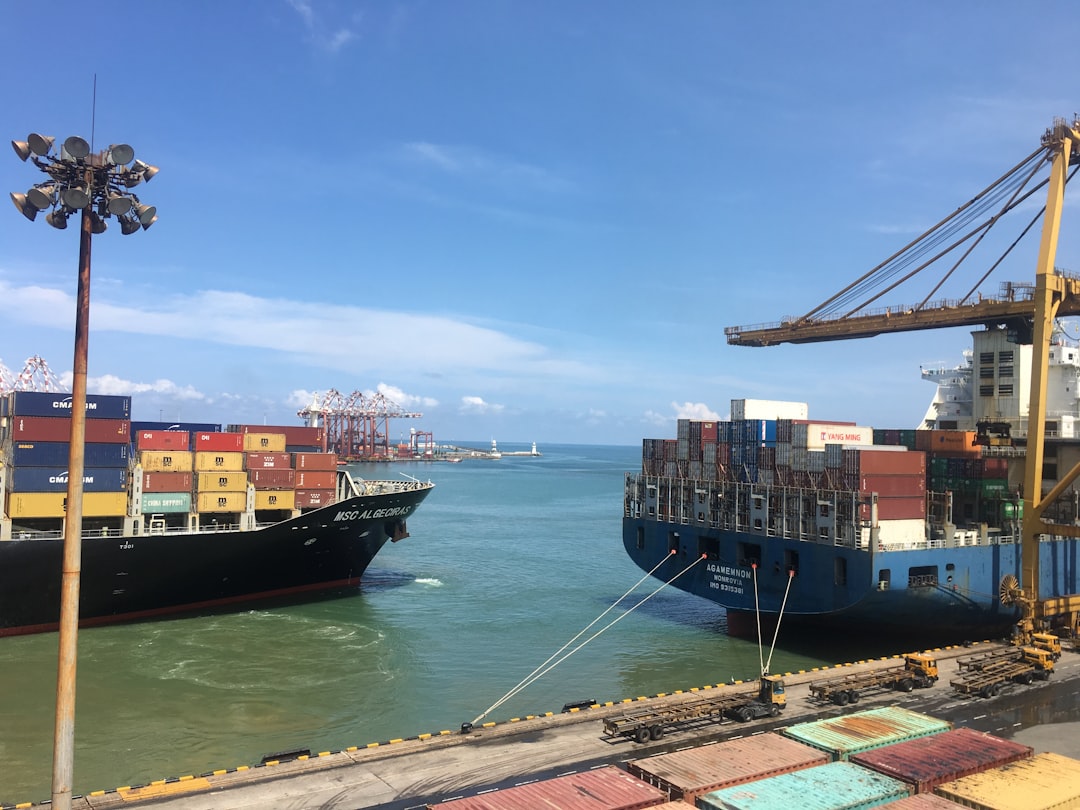 découvrez les techniques essentielles du commerce international pour optimiser vos échanges. apprenez à naviguer dans les marchés mondiaux, à développer des stratégies efficaces et à tirer parti des opportunités d'importation et d'exportation.