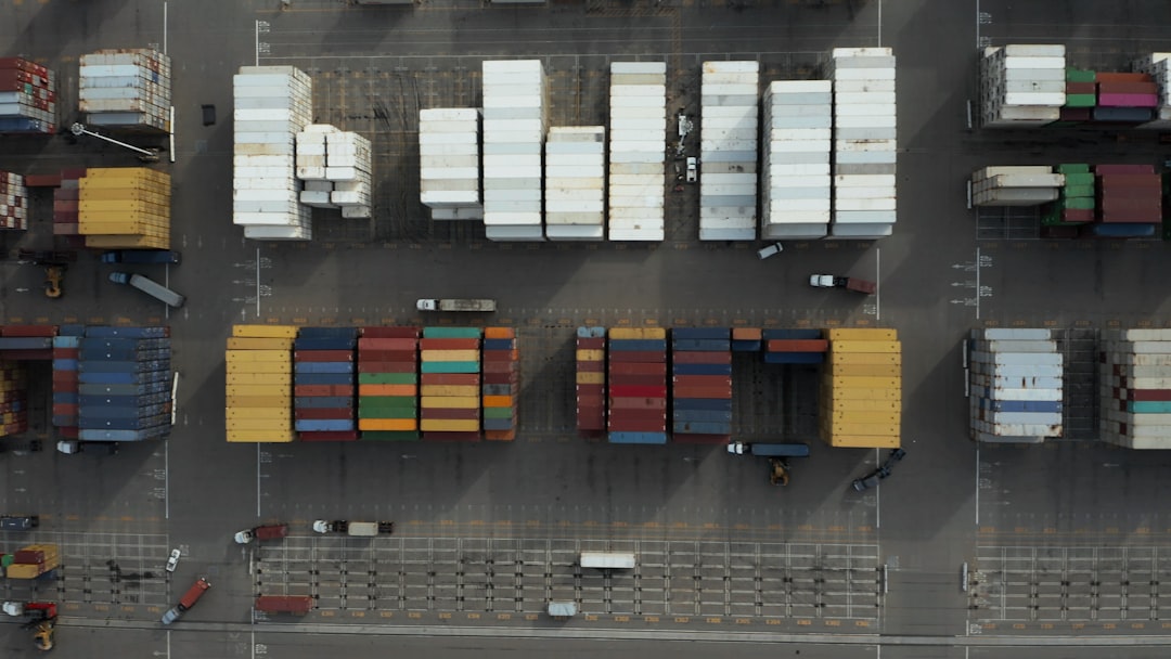 découvrez les techniques essentielles du commerce international. apprenez comment naviguer à travers les complexités des échanges mondiaux, optimiser vos stratégies d'import-export et réussir dans un marché global dynamique.
