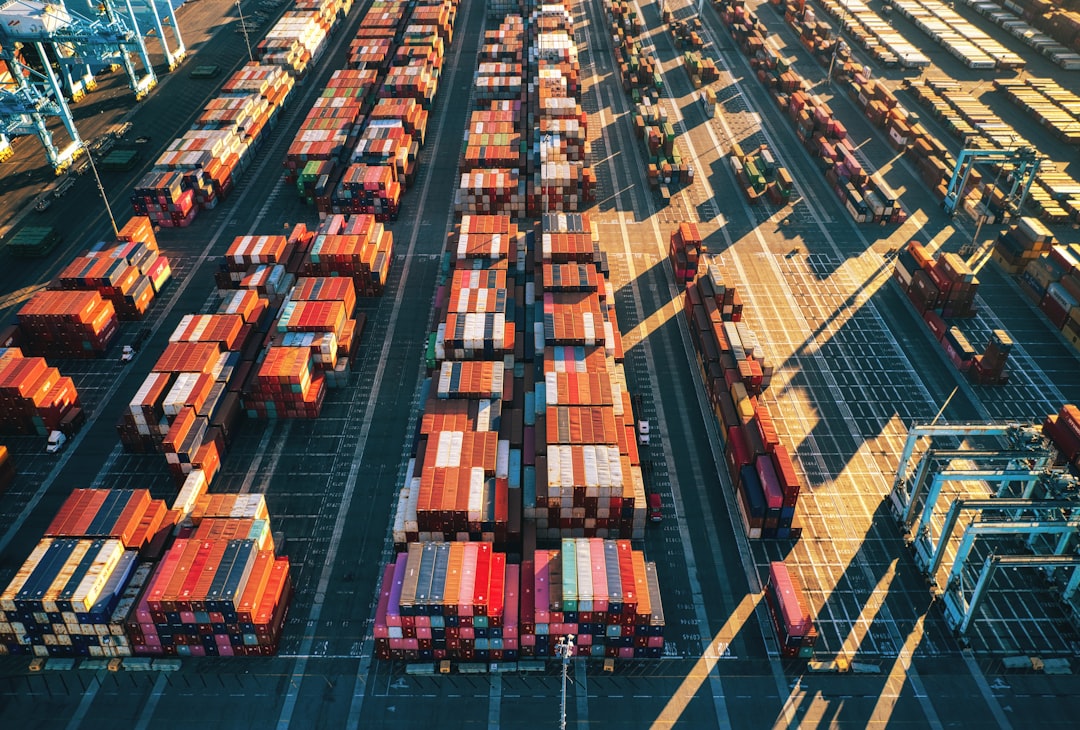 découvrez les techniques essentielles du commerce international pour naviguer avec succès sur les marchés mondiaux. apprenez à optimiser vos stratégies d'importation et d'exportation, à comprendre les réglementations douanières et à bâtir des relations commerciales solides à l'échelle internationale.