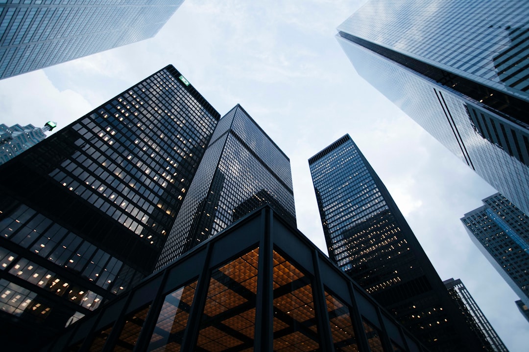 découvrez les meilleures stratégies d'investissement pour faire fructifier votre capital. apprenez à naviguer dans les marchés financiers, à diversifier votre portefeuille et à maximiser vos rendements tout en minimisant les risques. trouvez des conseils d'experts et des ressources essentielles pour réussir dans le monde de l'investissement.